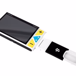 Die Clover 5 ist eine tragbare elektronische Lupe mit einem großen Bildschirm, gelben Plus- und Minustasten und einer weiß-schwarzen Schiebeverlängerung für bessere Zugänglichkeit.