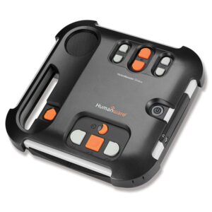 Der Victor Reader Stratus 4M Daisy Player ist ein schwarz-graues elektronisches Gerät mit großen taktilen Tasten, orangefarbenen Akzenten, einem Griff und einem eingebauten Lautsprecher, das für eine barrierefreie Audiowiedergabe konzipiert wurde.