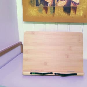 Ein Lesepult aus Holz mit verstellbaren schwarzen Metallarmen.