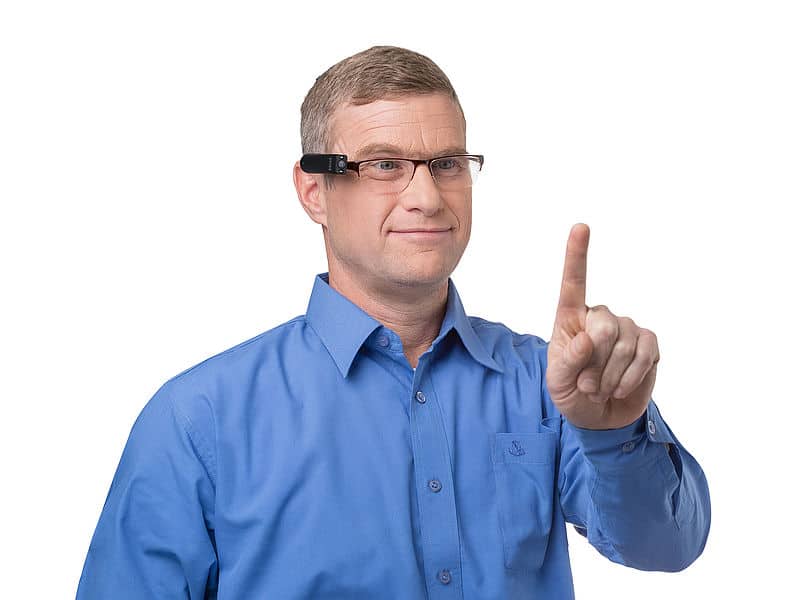 Ein Mann zeigt mit dem Finger auf etwas um die Gestensteuerung die OrCam zu aktivieren