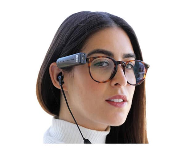 OrCam Bluetooth Kopfhoerer in Anwendung