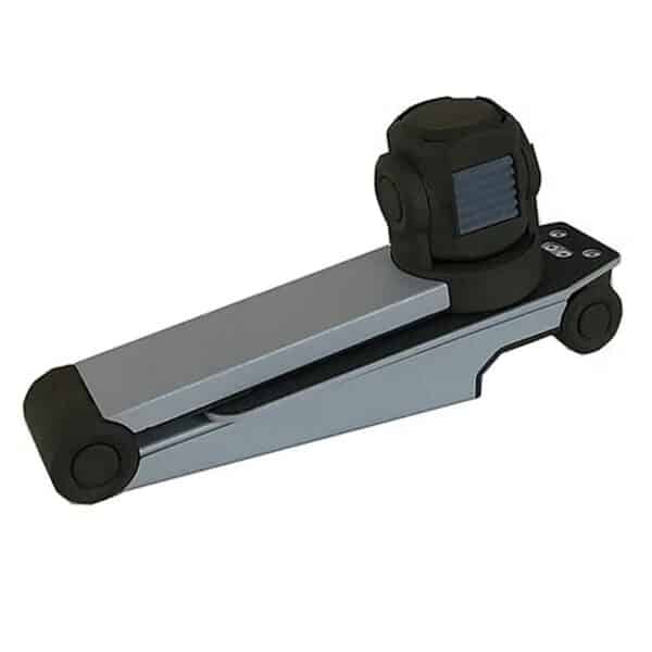 Die mobile Tafelkamera ZoomCam liegt zusammengeklappt vor einem weißen Hintergrund.