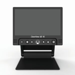 Die ClearView GO 15 ist eine schwarze elektronische Videolupe mit einem großen Bildschirm, Steuertasten unter dem Display und einem klappbaren Sockel, die für sehbehinderte Benutzer entwickelt wurde.