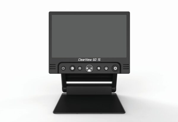 Die ClearView GO 15 ist eine schwarze elektronische Videolupe mit einem großen Bildschirm, Steuertasten unter dem Display und einem klappbaren Sockel, die für sehbehinderte Benutzer entwickelt wurde.
