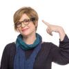 OrCam Frau zeigt Anbringung an Brille