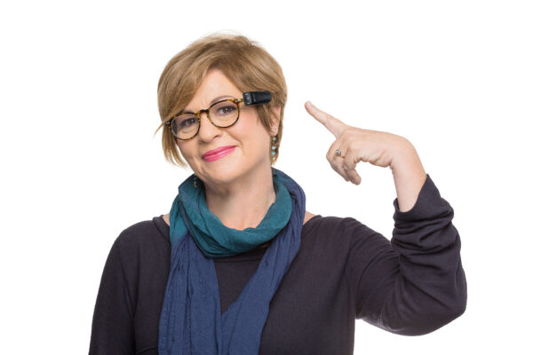 OrCam Frau zeigt Anbringung an Brille