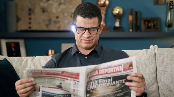 OrCam Mann liest Zeitung