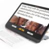 Die digitale Lupe VisuSolution explore 12 zeigt einen vergrößerten Text und ein Bild von Kindern über einem gedruckten Zeitschriftenartikel an, um sehbehinderten Menschen das Lesen zu erleichtern.